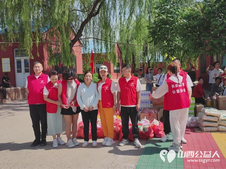 在六一儿童节来临之际长治圆梦公益在黎城特校开展欢庆六一·关爱残疾儿童活动为孩子发放节日礼品 - 第7张