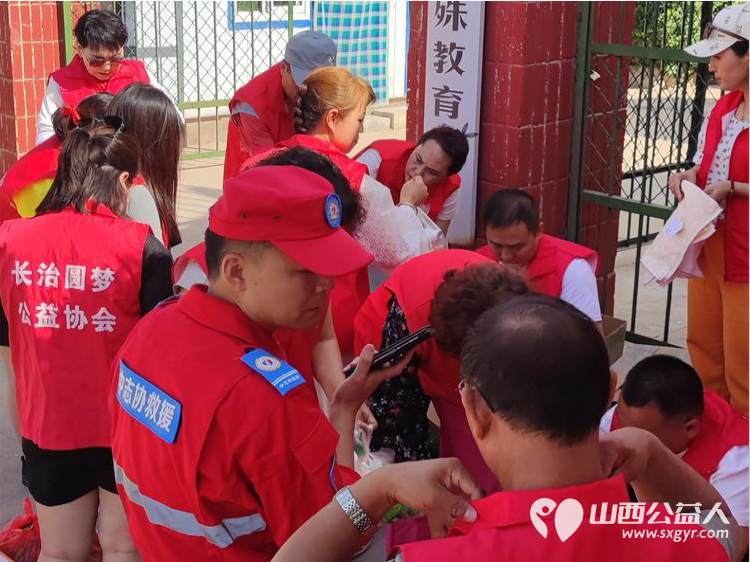 在六一儿童节来临之际长治圆梦公益在黎城特校开展欢庆六一·关爱残疾儿童活动为孩子发放节日礼品 - 第26张