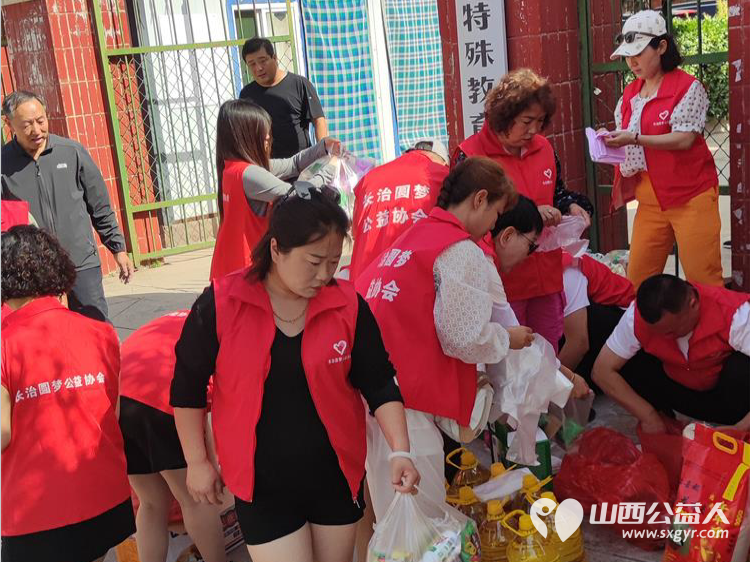 在六一儿童节来临之际长治圆梦公益在黎城特校开展欢庆六一·关爱残疾儿童活动为孩子发放节日礼品 - 第25张