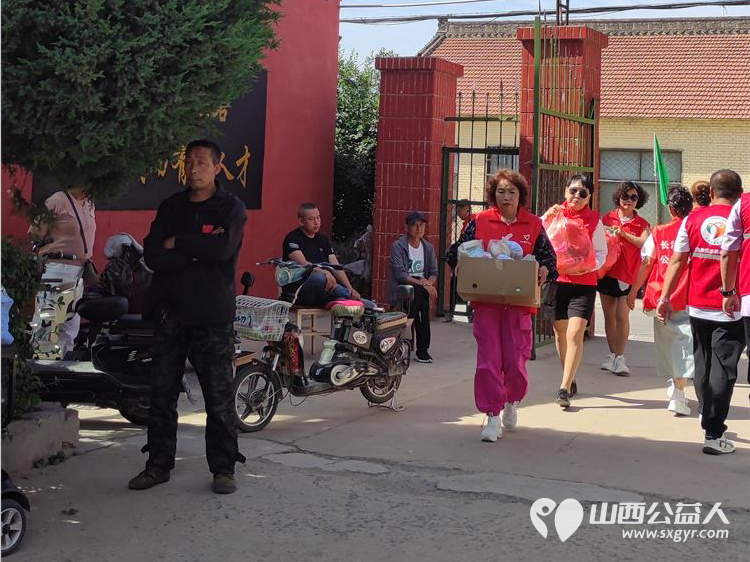 在六一儿童节来临之际长治圆梦公益在黎城特校开展欢庆六一·关爱残疾儿童活动为孩子发放节日礼品 - 第32张