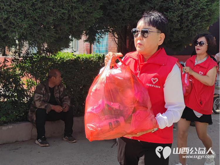 在六一儿童节来临之际长治圆梦公益在黎城特校开展欢庆六一·关爱残疾儿童活动为孩子发放节日礼品 - 第28张