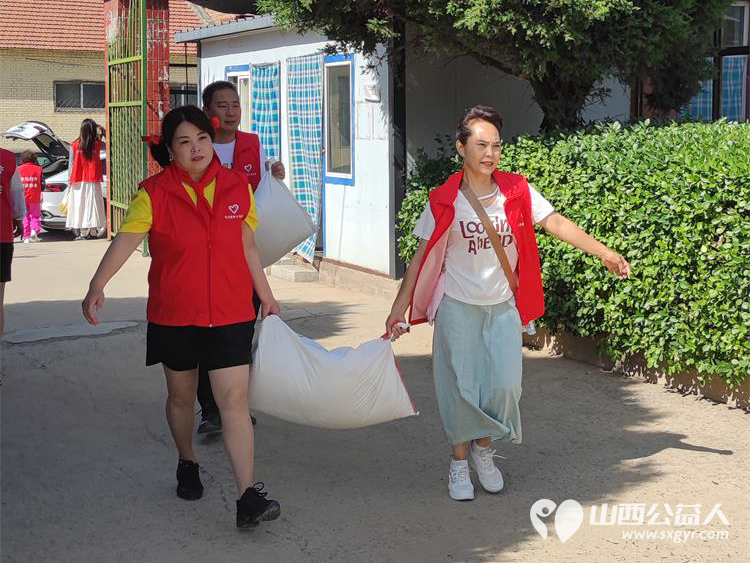 在六一儿童节来临之际长治圆梦公益在黎城特校开展欢庆六一·关爱残疾儿童活动为孩子发放节日礼品 - 第22张