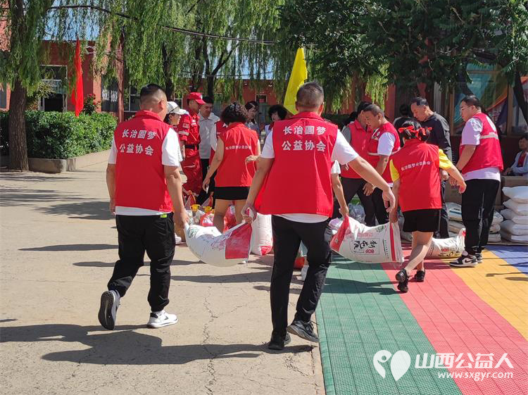 在六一儿童节来临之际长治圆梦公益在黎城特校开展欢庆六一·关爱残疾儿童活动为孩子发放节日礼品 - 第31张