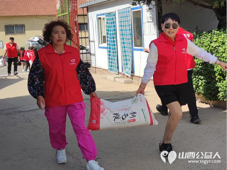 在六一儿童节来临之际长治圆梦公益在黎城特校开展欢庆六一·关爱残疾儿童活动为孩子发放节日礼品 - 第20张