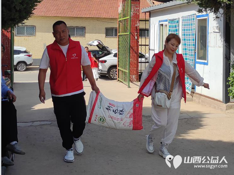 在六一儿童节来临之际长治圆梦公益在黎城特校开展欢庆六一·关爱残疾儿童活动为孩子发放节日礼品 - 第18张