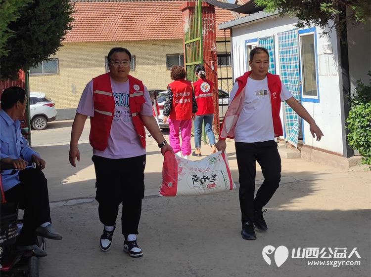 在六一儿童节来临之际长治圆梦公益在黎城特校开展欢庆六一·关爱残疾儿童活动为孩子发放节日礼品 - 第17张