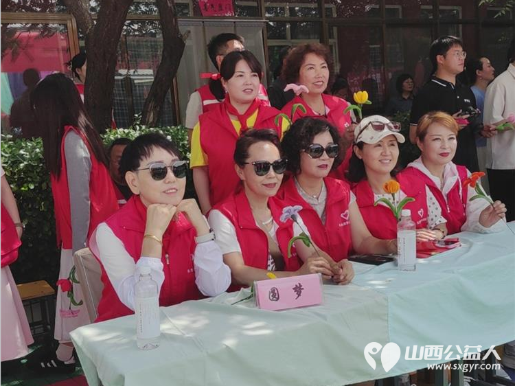 在六一儿童节来临之际长治圆梦公益在黎城特校开展欢庆六一·关爱残疾儿童活动为孩子发放节日礼品 - 第6张