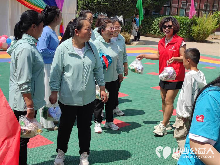 在六一儿童节来临之际长治圆梦公益在黎城特校开展欢庆六一·关爱残疾儿童活动为孩子发放节日礼品 - 第12张