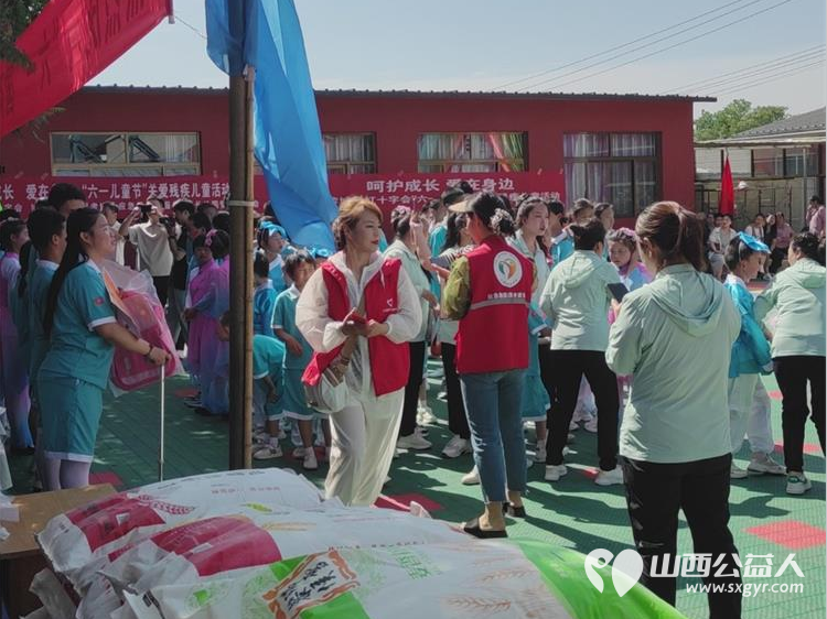 在六一儿童节来临之际长治圆梦公益在黎城特校开展欢庆六一·关爱残疾儿童活动为孩子发放节日礼品 - 第13张