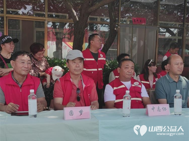 在六一儿童节来临之际长治圆梦公益在黎城特校开展欢庆六一·关爱残疾儿童活动为孩子发放节日礼品 - 第5张