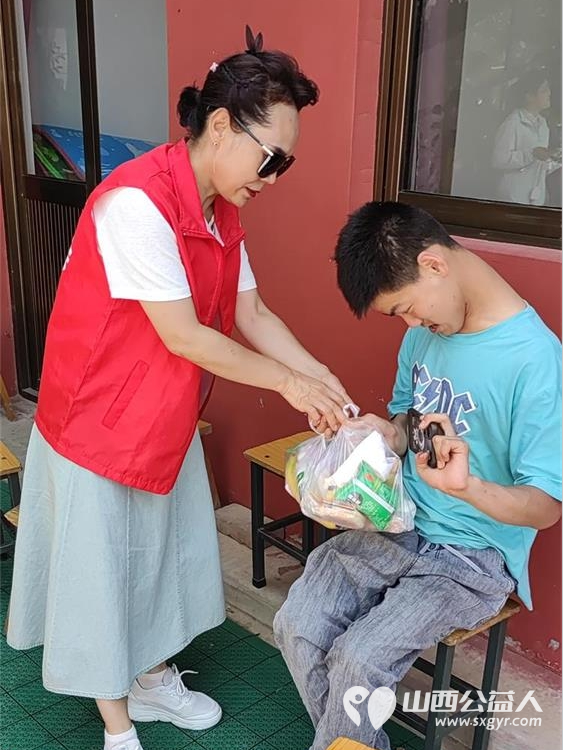 在六一儿童节来临之际长治圆梦公益在黎城特校开展欢庆六一·关爱残疾儿童活动为孩子发放节日礼品 - 第33张