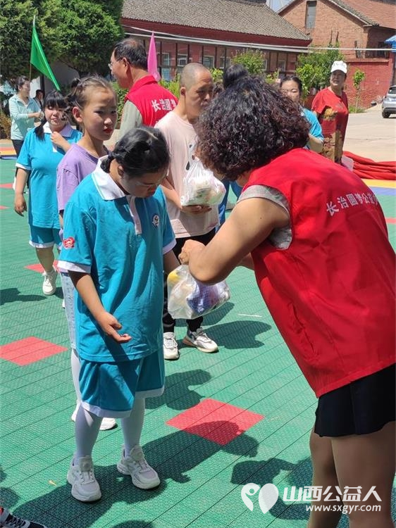 在六一儿童节来临之际长治圆梦公益在黎城特校开展欢庆六一·关爱残疾儿童活动为孩子发放节日礼品 - 第34张