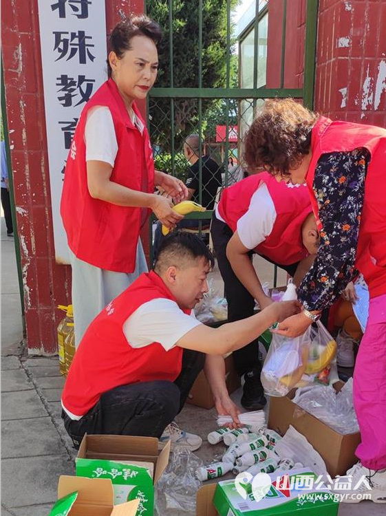 在六一儿童节来临之际长治圆梦公益在黎城特校开展欢庆六一·关爱残疾儿童活动为孩子发放节日礼品 - 第35张