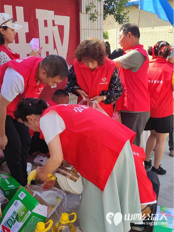 在六一儿童节来临之际长治圆梦公益在黎城特校开展欢庆六一·关爱残疾儿童活动为孩子发放节日礼品 - 第36张