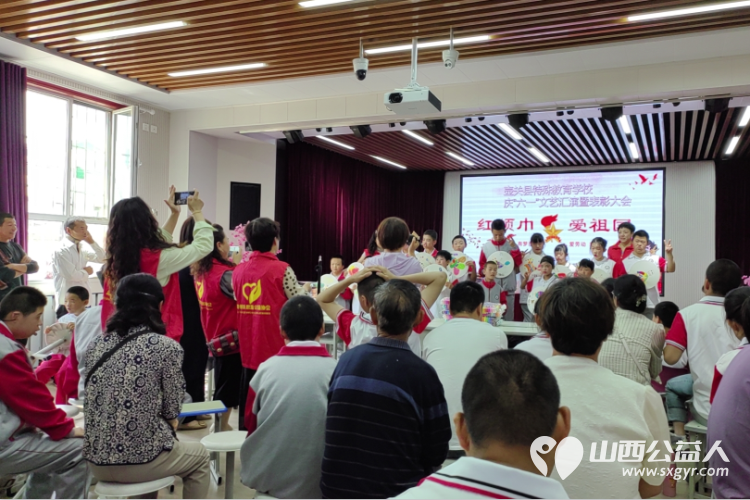 六一儿童节长治市思源公益协会关爱特教儿童活动走进壶关特教学校进行关心慰问给他们带去生活用品学习用品 - 第2张