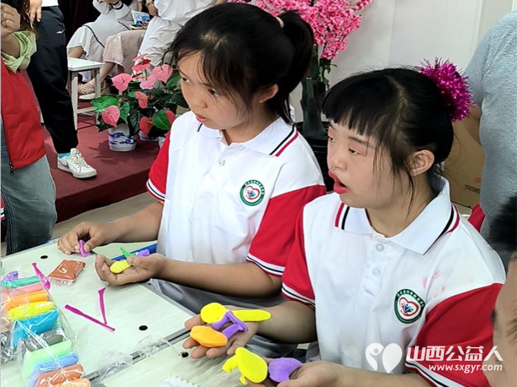 六一儿童节长治市思源公益协会关爱特教儿童活动走进壶关特教学校进行关心慰问给他们带去生活用品学习用品 - 第11张