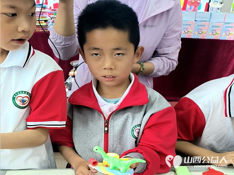六一儿童节长治市思源公益协会关爱特教儿童活动走进壶关特教学校进行关心慰问给他们带去生活用品学习用品 - 第10张