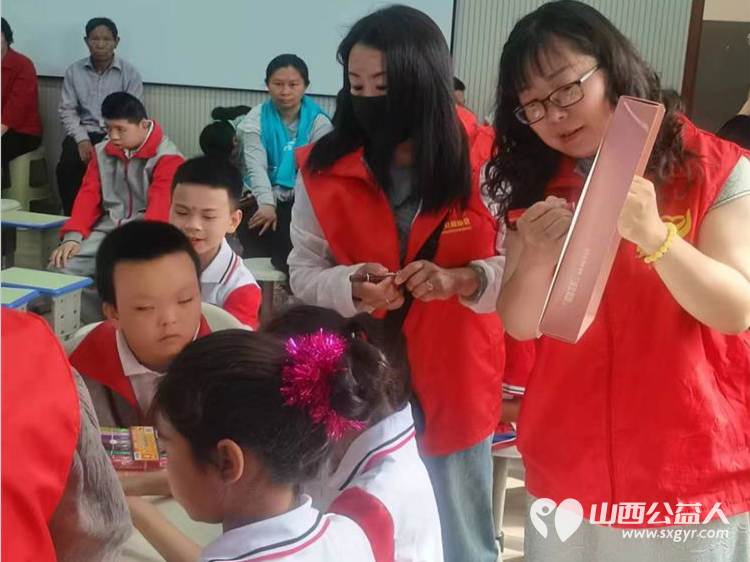 六一儿童节长治市思源公益协会关爱特教儿童活动走进壶关特教学校进行关心慰问给他们带去生活用品学习用品 - 第8张