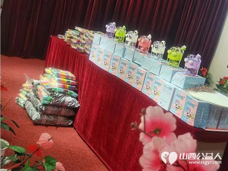 六一儿童节长治市思源公益协会关爱特教儿童活动走进壶关特教学校进行关心慰问给他们带去生活用品学习用品 - 第12张