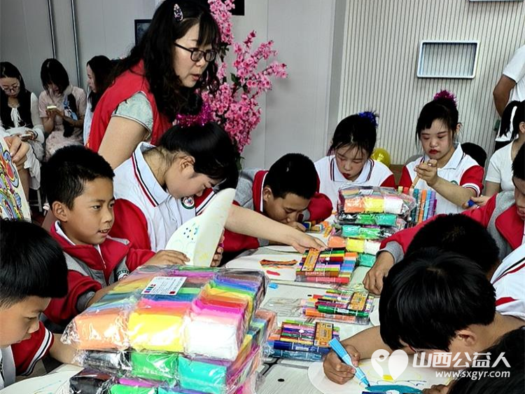 六一儿童节长治市思源公益协会关爱特教儿童活动走进壶关特教学校进行关心慰问给他们带去生活用品学习用品 - 第6张