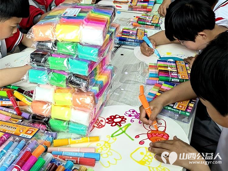 六一儿童节长治市思源公益协会关爱特教儿童活动走进壶关特教学校进行关心慰问给他们带去生活用品学习用品 - 第5张