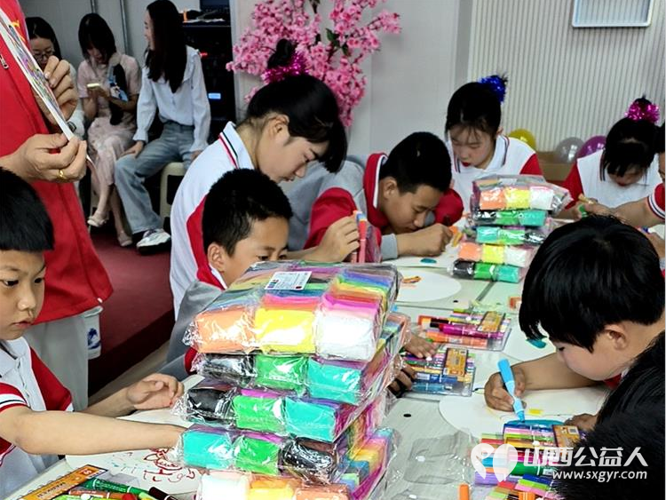 六一儿童节长治市思源公益协会关爱特教儿童活动走进壶关特教学校进行关心慰问给他们带去生活用品学习用品 - 第7张