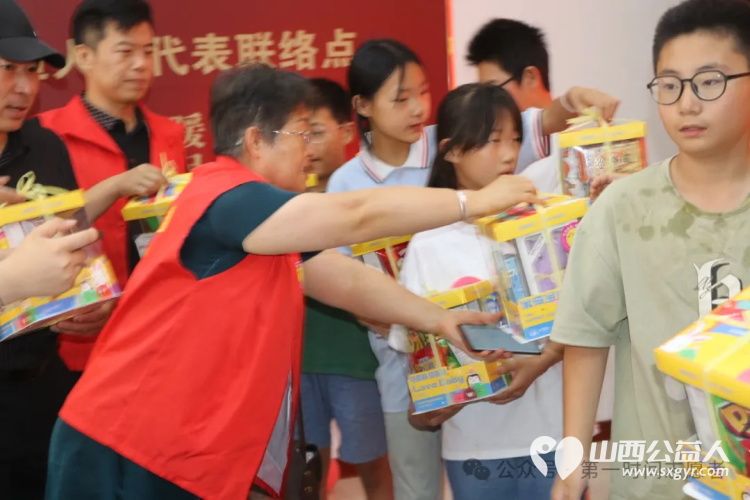 盐湖区第一时间志愿者协会携乐省联盟爱心事业部六一献爱心关爱儿童传递温暖为困境儿童送来生活用品 - 第2张