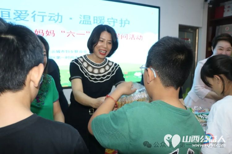 运城市妇联来到盐湖区第一时间志愿者协会共同举办恒爱行动·温暖守护活动爱心妈妈与困境儿童共同欢度六一 - 第5张 - 山西公益人 运城市妇联来到盐湖区第一时间志愿者协会共同举办恒爱行动·温暖守护活动爱心妈妈与困境儿童共同欢度六一 - 第5张