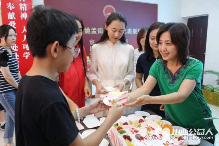 运城市妇联来到盐湖区第一时间志愿者协会共同举办恒爱行动·温暖守护活动爱心妈妈与困境儿童共同欢度六一 - 第8张 - 山西公益人 运城市妇联来到盐湖区第一时间志愿者协会共同举办恒爱行动·温暖守护活动爱心妈妈与困境儿童共同欢度六一 - 第8张