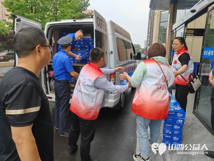 长治正能量公益汇爱团队开展助力高考为梦助航爱心送水公益活动为长治市考生与送考爱心人士服务 - 第2张