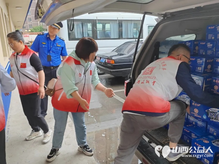 长治正能量公益汇爱团队开展助力高考为梦助航爱心送水公益活动为长治市考生与送考爱心人士服务 - 第4张