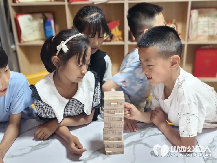 一袋酸杏的感恩 曹马增兄妹俩特地采摘了一袋自家种植的酸杏，送到石楼志愿者们的手中表示感谢 - 第8张