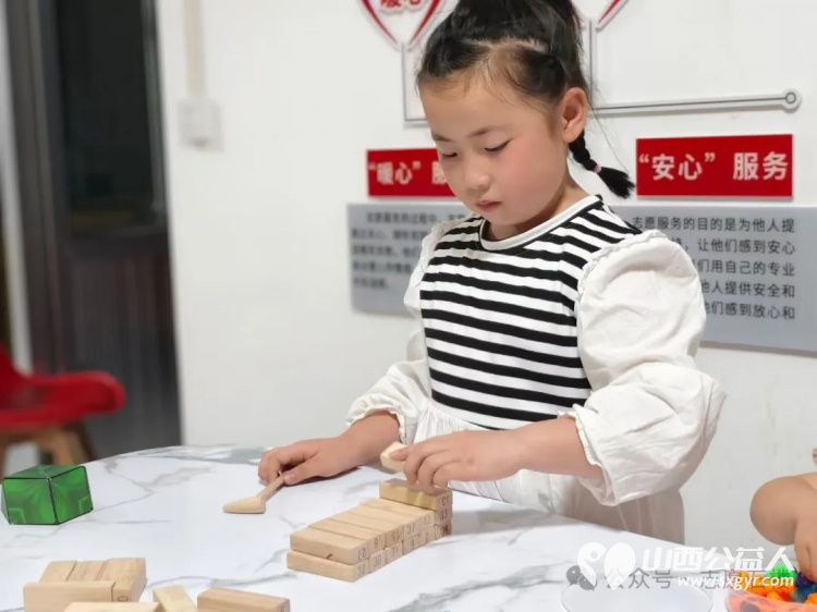 一袋酸杏的感恩 曹马增兄妹俩特地采摘了一袋自家种植的酸杏，送到石楼志愿者们的手中表示感谢 - 第6张