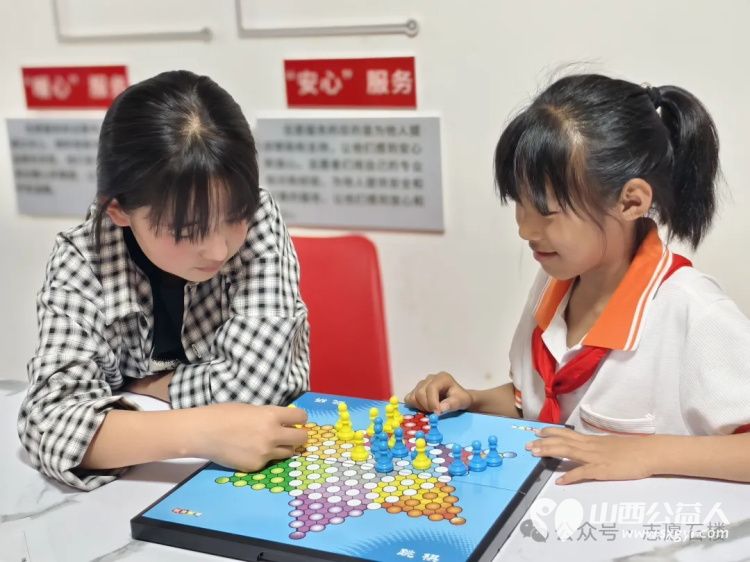 一袋酸杏的感恩 曹马增兄妹俩特地采摘了一袋自家种植的酸杏，送到石楼志愿者们的手中表示感谢 - 第5张