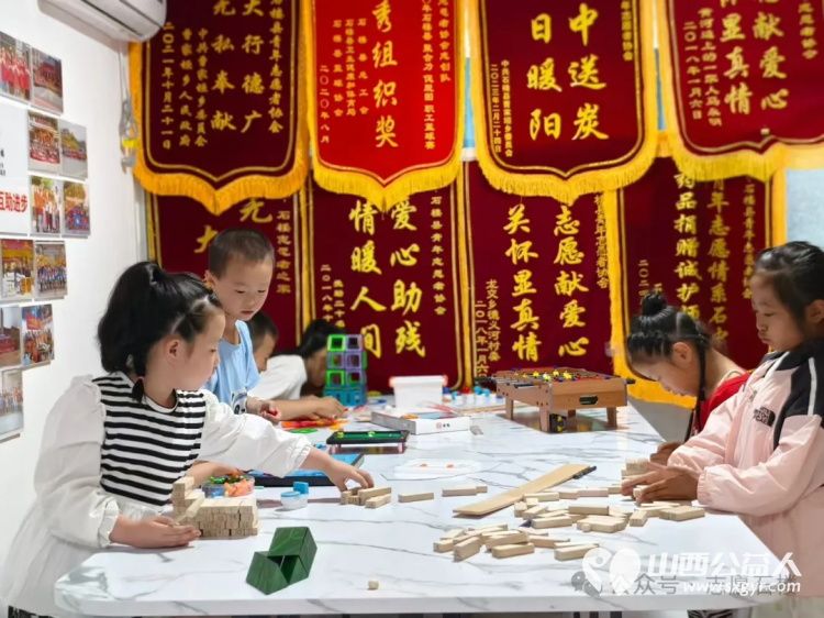 一袋酸杏的感恩 曹马增兄妹俩特地采摘了一袋自家种植的酸杏，送到石楼志愿者们的手中表示感谢 - 第9张