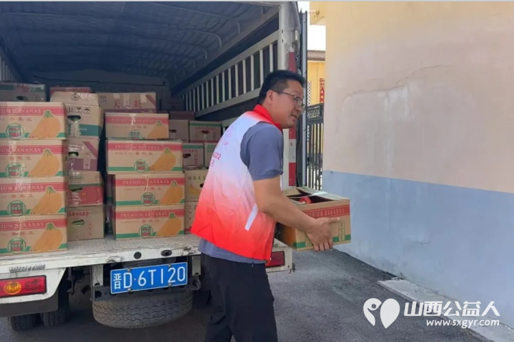 长治正能量公益协会志愿者团队一队志愿者吴霞来到长治市潞州区大辛庄镇陈村，为村里七十岁老人发放西红柿每人一箱，发放了70余箱，价值五千元 - 第6张