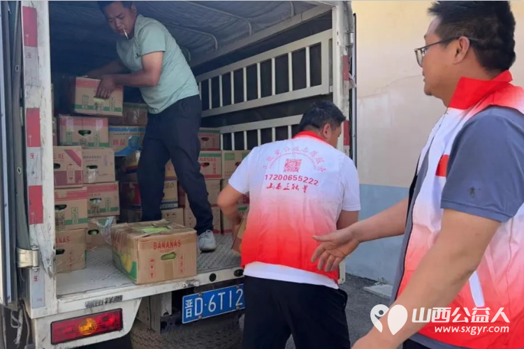 长治正能量公益协会志愿者团队一队志愿者吴霞来到长治市潞州区大辛庄镇陈村，为村里七十岁老人发放西红柿每人一箱，发放了70余箱，价值五千元 - 第7张