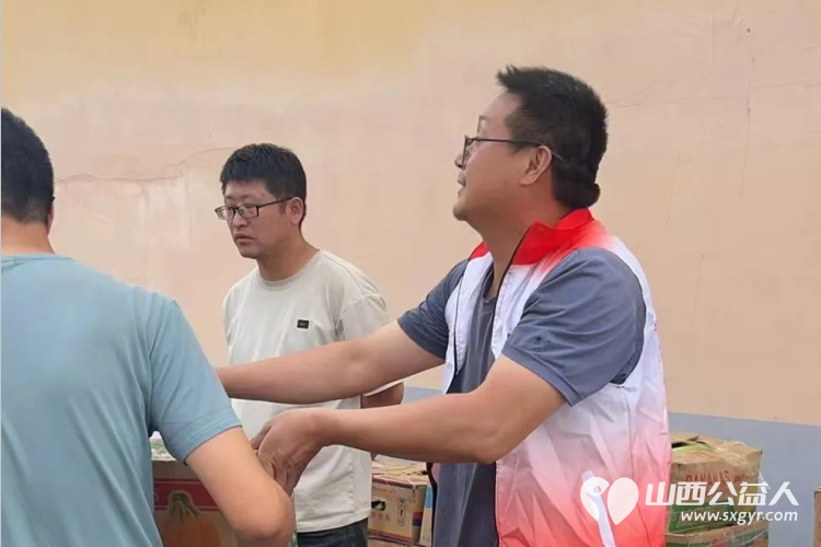 长治正能量公益协会志愿者团队一队志愿者吴霞来到长治市潞州区大辛庄镇陈村，为村里七十岁老人发放西红柿每人一箱，发放了70余箱，价值五千元 - 第5张