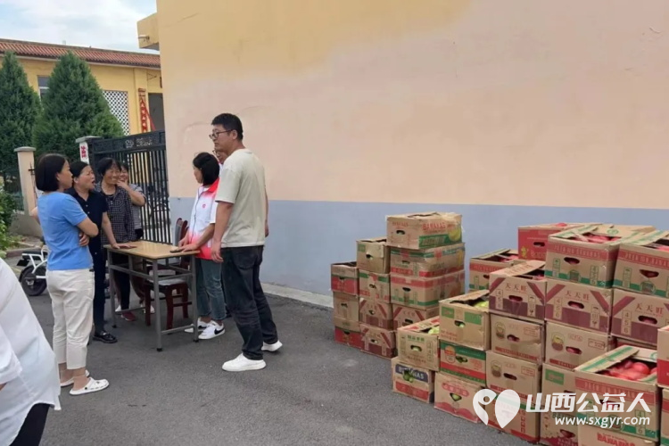 长治正能量公益协会志愿者团队一队志愿者吴霞来到长治市潞州区大辛庄镇陈村，为村里七十岁老人发放西红柿每人一箱，发放了70余箱，价值五千元 - 第9张