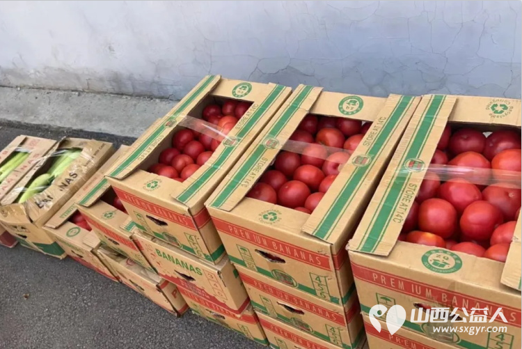 长治正能量公益协会志愿者团队一队志愿者吴霞来到长治市潞州区大辛庄镇陈村，为村里七十岁老人发放西红柿每人一箱，发放了70余箱，价值五千元 - 第10张