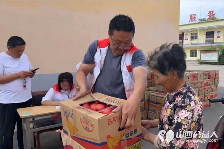 长治正能量公益协会志愿者团队一队志愿者吴霞来到长治市潞州区大辛庄镇陈村，为村里七十岁老人发放西红柿每人一箱，发放了70余箱，价值五千元 - 第4张