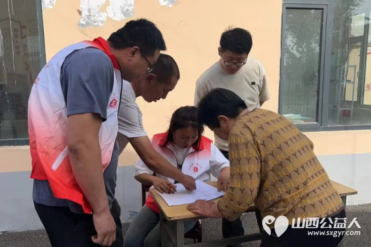 长治正能量公益协会志愿者团队一队志愿者吴霞来到长治市潞州区大辛庄镇陈村，为村里七十岁老人发放西红柿每人一箱，发放了70余箱，价值五千元 - 第1张