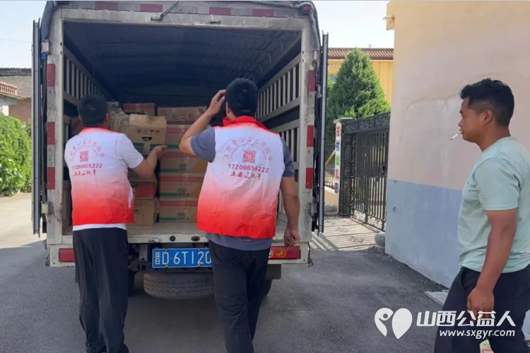 长治正能量公益协会志愿者团队一队志愿者吴霞来到长治市潞州区大辛庄镇陈村，为村里七十岁老人发放西红柿每人一箱，发放了70余箱，价值五千元 - 第8张