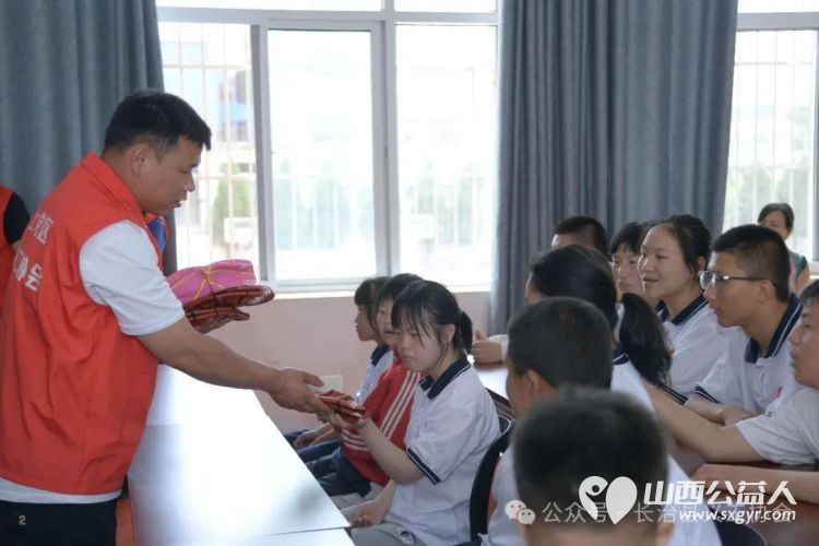 长治市上党区义工协会联合太原市长治上党商会六一慰问上党区特殊教育学校 - 第5张