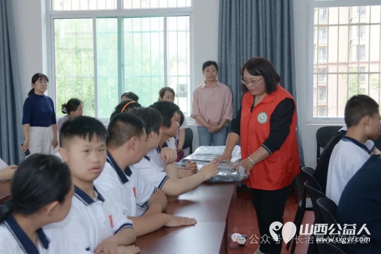 长治市上党区义工协会联合太原市长治上党商会六一慰问上党区特殊教育学校 - 第8张