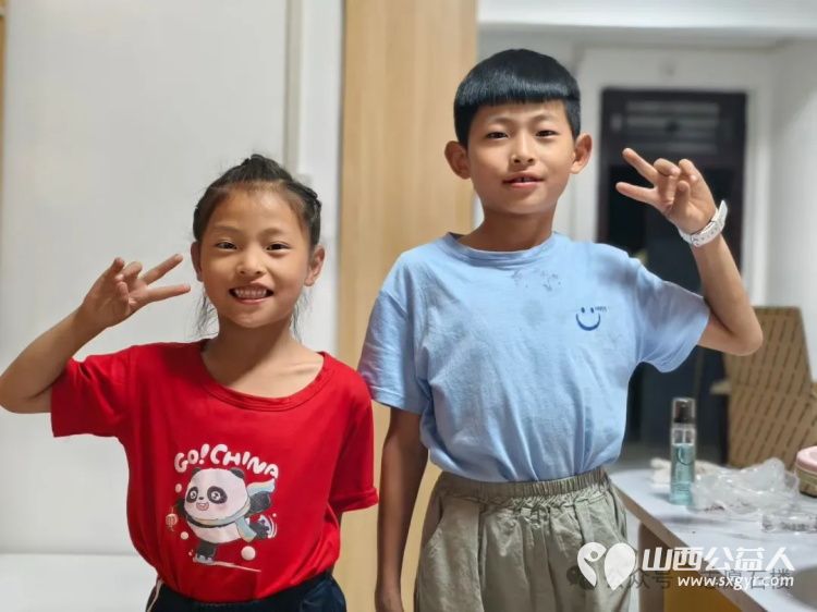 一袋酸杏的感恩 曹马增兄妹俩特地采摘了一袋自家种植的酸杏，送到石楼志愿者们的手中表示感谢 - 第1张