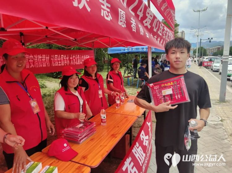 高考爱心送考,文水县爱心帮扶志愿者协会开展爱心送考志愿服务活动,为广大考生及家长、交警等送上一丝清凉和一份祝福 - 第5张 - 山西公益人 高考爱心送考,文水县爱心帮扶志愿者协会开展爱心送考志愿服务活动,为广大考生及家长、交警等送上一丝清凉和一份祝福 - 第5张