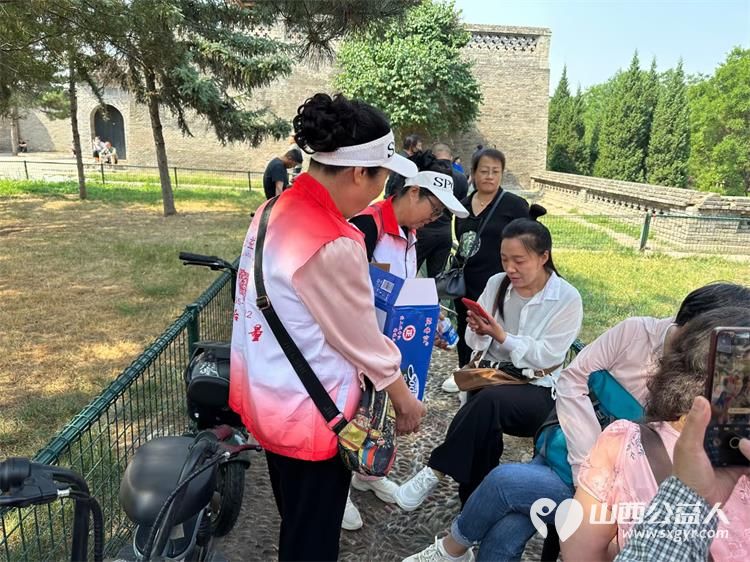 长治正能量公益协会组织志愿者在长治一中高考志愿服务点进行志愿服务 - 第8张