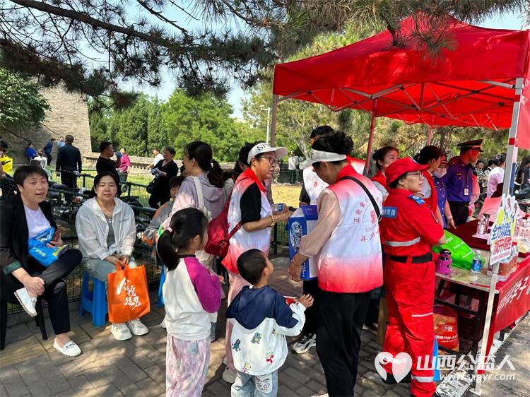 长治正能量公益协会组织志愿者在长治一中高考志愿服务点进行志愿服务 - 第7张