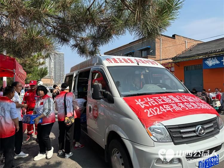 长治正能量公益协会组织志愿者在长治一中高考志愿服务点进行志愿服务 - 第3张